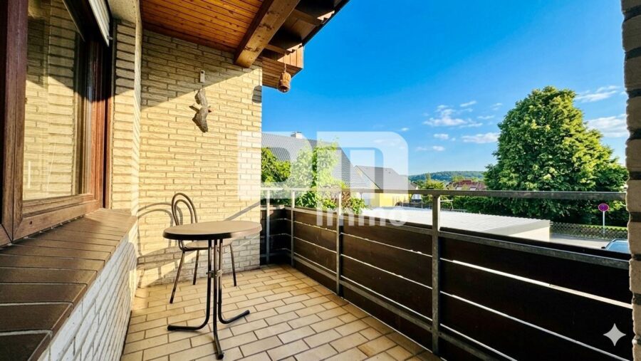 Großzügiges Einfamilienhaus in begehrter Lage mit Balkonen und Traumgarten + Terrasse - EG Balkon 2